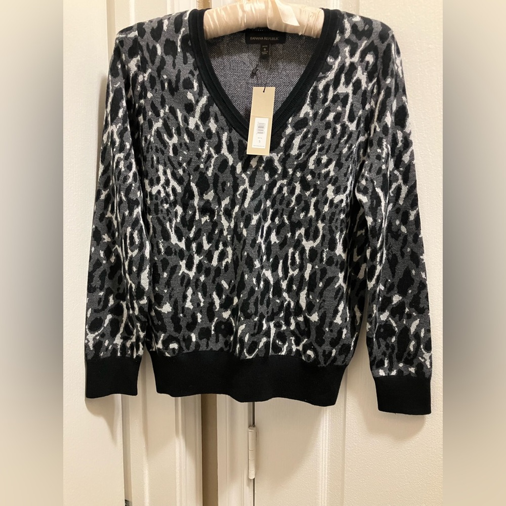 Banana Republic V Neck Sweater in Leopard Print